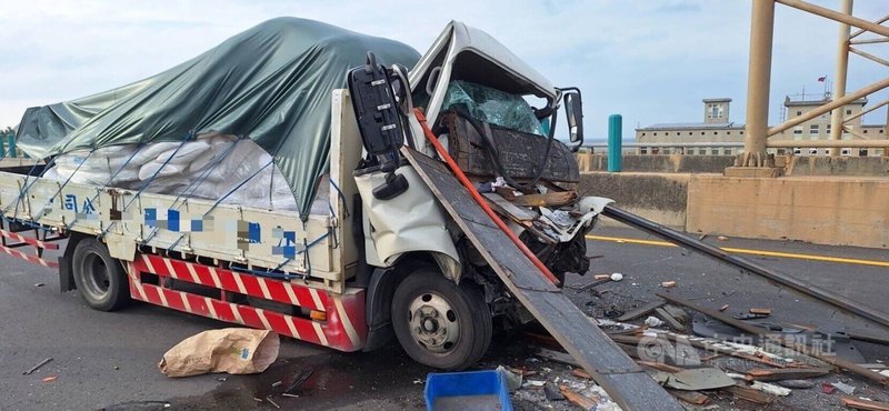 桃園市台61線北上22公里處4日發生車禍,現場2輛小貨車、1部聯結車因不明原因發生碰撞。(翻攝照片) 中央社記者葉臻傳真 113年12月4日