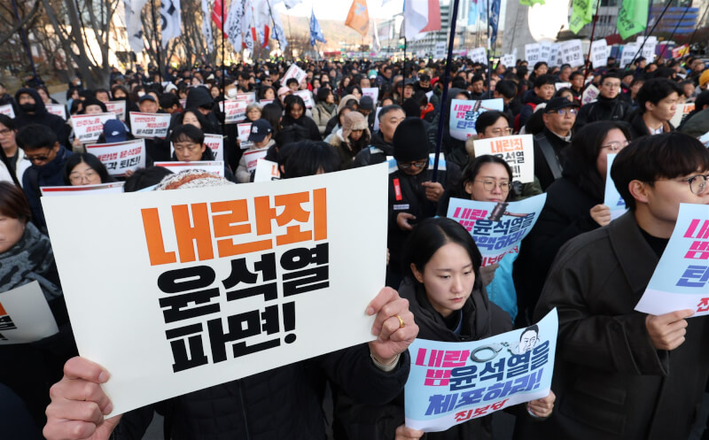 韓國民眾4日上午聚集在首爾光化門廣場，要求尹錫悅下台。（韓聯社）