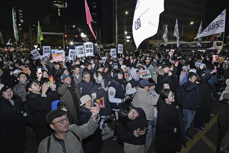 南韓總統尹錫悅3日宣布緊急戒嚴，國會外4日凌晨湧入抗議民眾。（共同社）