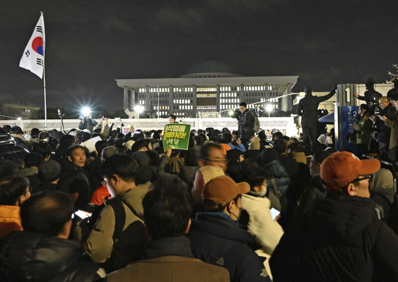 南韓總統尹錫悅3日晚間宣布緊急戒嚴，首爾民眾湧向國會抗議。（共同社）