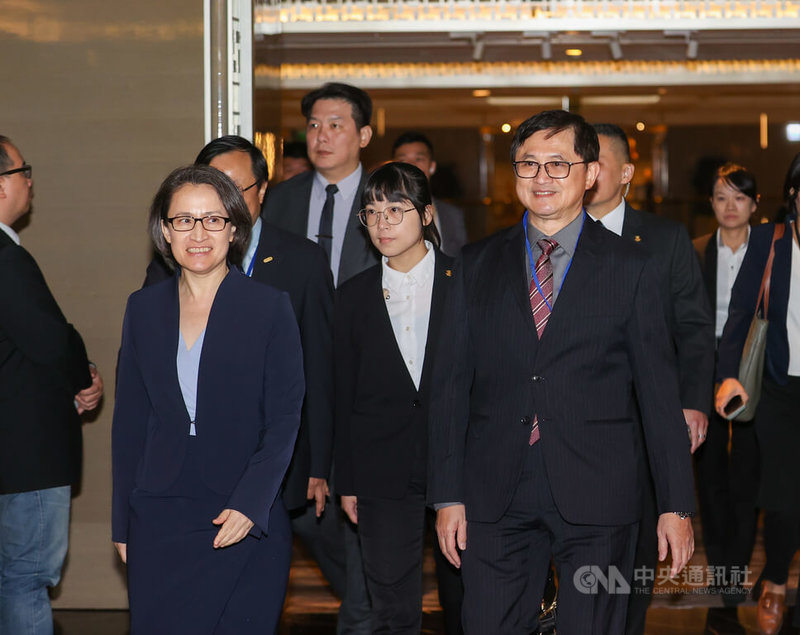 台灣玉山科技協會「2024歲末晚宴」4日晚間在台北舉行,副總統蕭美琴(前左)出席,與協會理事長童子賢(前右)一同進場。中央社記者鄭清元攝 113年12月4日