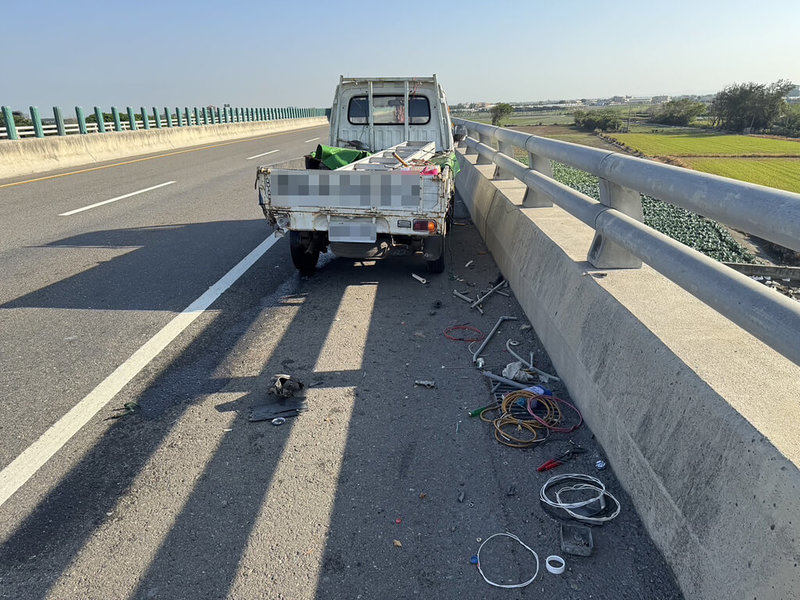 彰化縣台61線北上189公里處芳苑路段5日上午發生死亡車禍，1名小貨車駕駛疑因下車要綑綁物品，遭後方聯結車撞擊，送醫搶救不治。（民眾提供）中央社記者鄭維真傳真  113年12月5日