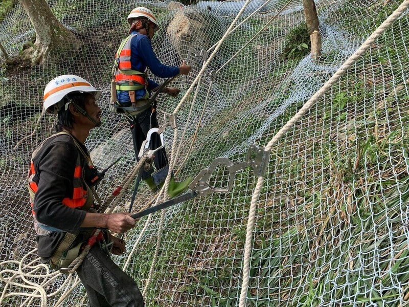 颱風康芮造成台8線中橫公路東段再度受創，經公路局搶修後，5日起天祥至太魯閣口（台8線167.7k至184.5k）間恢復白天5次放行措施，圖為台8線179.5k上邊坡保護工程施工。（公路局東區養護工程分局太魯閣工務段提供）中央社記者張祈傳真  113年12月5日