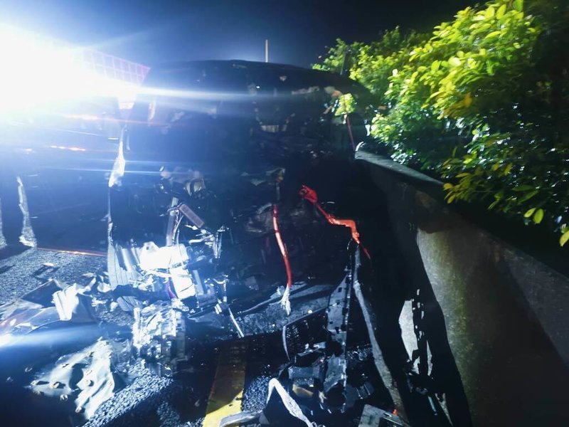 國道警察局5日表示,一名王姓男子4日凌晨駕駛貨車行經國道1號北向76.9公里湖口段時自撞,邱姓拖吊業者到場作業時,由楊姓男子駕駛的車輛不明原因衝撞貨車、再撞到拖吊車肇事,共造成1死3傷,其中楊男不治,其車內2名乘客與邱姓拖吊業者皆受傷送醫。(國道警察局提供)中央社記者郭宣彣傳真 113年12月5日