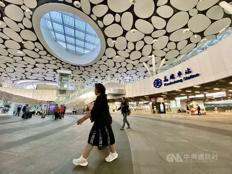 為慶祝台鐵高雄新車站民國113年底將完工,交通部鐵道局將在28、29日推出高雄車站免費導覽活動,首度公開車站秘密空間。圖為高雄車站5日午後旅客往來。中央社記者董俊志攝 113年12月5日