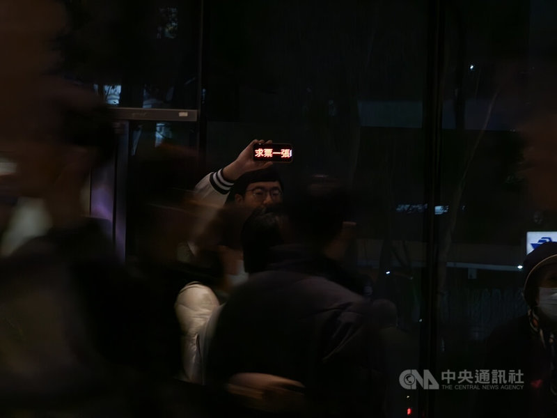 歌手周杰倫成首名登上台北大巨蛋舉辦專場演唱會的藝人,5日晚間首場演出於下午5時開放進場,晚間約6時30分前後湧現人潮但入場順暢,場外則有許多粉絲積極求票。中央社記者陳怡璇攝 113年12月5日