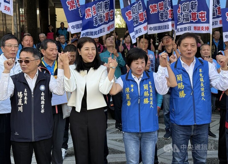 南投縣草屯鎮長補選民國114年1月18日舉行投票，國民黨徵召南投縣議員簡賜勝（前右）參選，他5日由南投縣長許淑華（前左2）、妻子陳麗華（前右2）、南投縣黨部主委楊麗川（前左）等人陪同，前往草屯鎮公所登記參與補選。中央社記者蕭博陽南投攝  113年12月5日