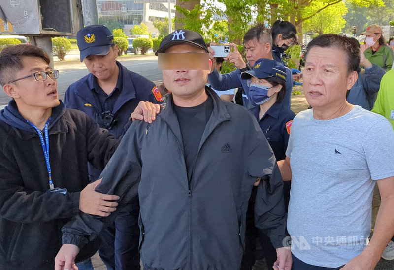 賴姓男高三生案,一審依偽造文書將與賴男同婚的夏姓男子判1年6月;夏男5日二審出庭,步出法院時,突遭1名黑衣男子(中)出拳攻擊,警方隨即將涉案男子逮捕送辦。中央社記者蘇木春攝 113年12月5日