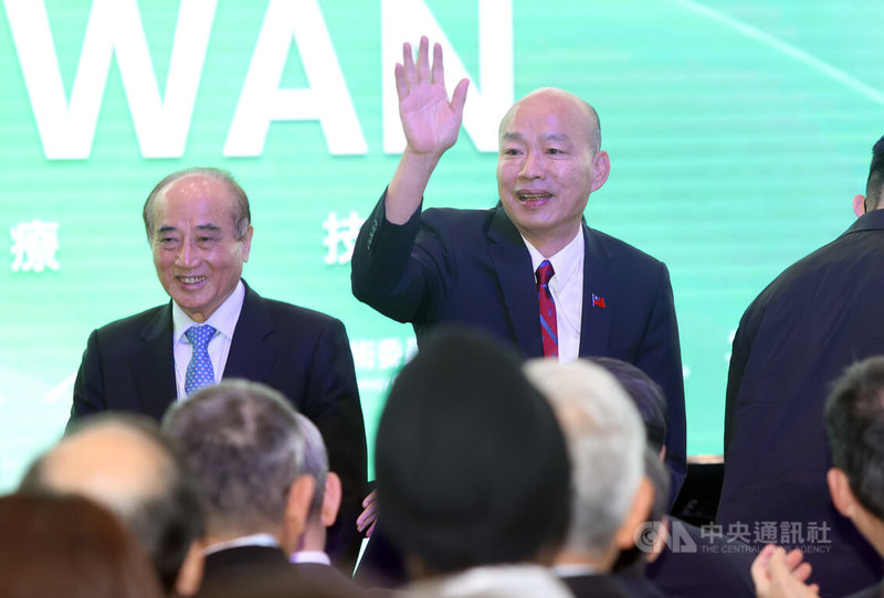 2024台灣醫療科技展開幕典禮5日在台北南港展覽館舉行,立法院長韓國瑜(右)今年首次以大會主席身分出席,生策會董事長王金平(左)也到場參與。中央社記者鄭傑文攝 113年12月5日