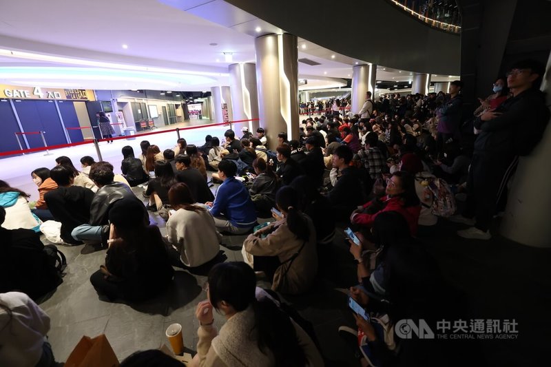 歌手周杰倫5日晚間首度唱進台北大巨蛋,晚間7時30分正式開演後,許多沒能買到門票的歌迷粉絲仍不願離去,坐在GATE 4入口處盼能聽見場內歌聲。中央社記者張新偉攝 113年12月5日