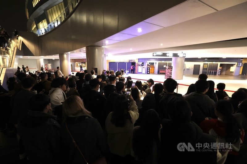 歌手周杰倫5日晚間正式成為在台北大巨蛋開個人專場演唱會第一人,場外則有許多沒搶到門票民眾坐在GATE 4入口處,不願離去。中央社記者張新偉攝 113年12月5日