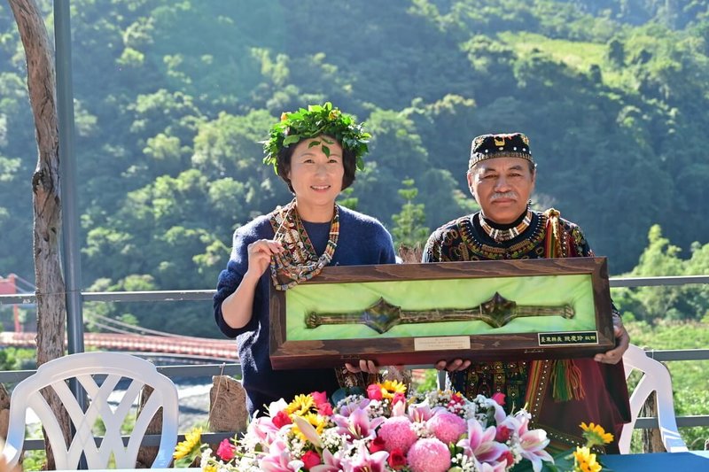 台東縣長饒慶鈴（左）5日與排灣族卡夫龍安文化園區負責人施雄偉（右）簽署合作意向書，並互贈友誼紀念物，雙方將攜手推動文化復振與南島文化國際交流。（台東縣政府提供）中央社記者盧太城台東傳真  113年12月5日