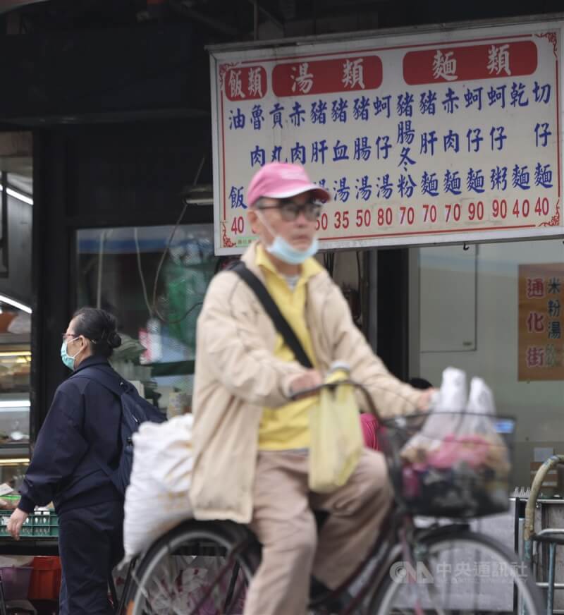 主計總處5日公布11月消費者物價指數（CPI）年增2.08%，漲勢擴大，11月17項重要民生物資CPI則連續第4個月負成長，年減0.2%。圖為新北市三重區小吃店貼出價目表。中央社記者趙世勳攝 113年12月5日