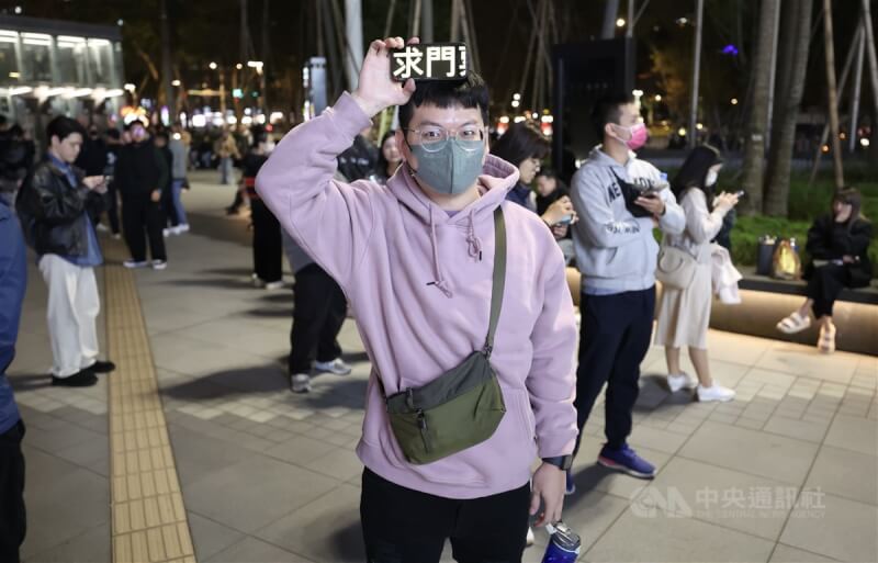 歌手周杰倫5日首登台北大巨蛋開唱,許多歌迷粉絲都想共襄盛舉,不過門票有限早已銷售一空,晚間在大巨蛋外有民眾高舉手機秀出「求門票」跑馬燈,希望有機會進場感受天王魅力。中央社記者張新偉攝 113年12月5日