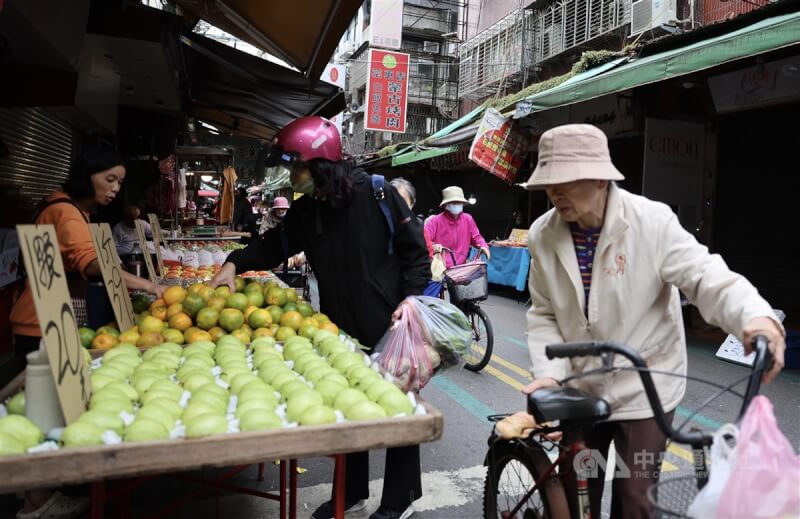 颱風接連來襲，導致蔬果價格居高不下，主計總處5日公布11月消費者物價指數（CPI）年增2.08%，漲勢擴大。圖為新北市三重區傳統市場買菜人潮。中央社記者趙世勳攝 113年12月5日