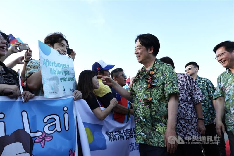 賴總統(前右2)與接機僑胞互動,展現親和力。右為外交部長林佳龍。中央社記者翁睿坤帛琉攝 113年12月5日