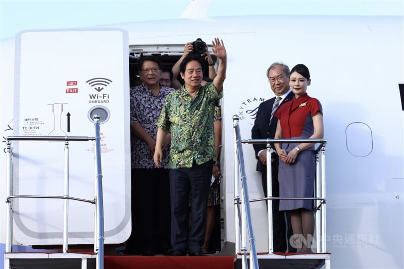 總統賴清德(前中)出訪太平洋友邦,專機在帛琉時間5日下午抵達帛琉國際機場,賴總統走出機艙時,開心向等候眾人揮手致意。中央社記者翁睿坤帛琉攝 113年12月5日
