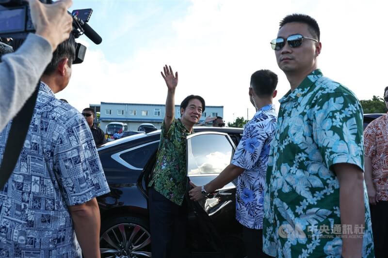 總統賴清德(中)出訪太平洋友邦,專機在帛琉時間5日下午抵達帛琉國際機場,賴總統搭車離去時向僑胞揮手致意。中央社記者翁睿坤帛琉攝 113年12月5日