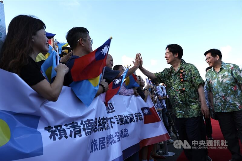 賴總統(前右2)下機後與接機僑胞擊掌致意。右為外交部長林佳龍。中央社記者翁睿坤帛琉攝 113年12月5日