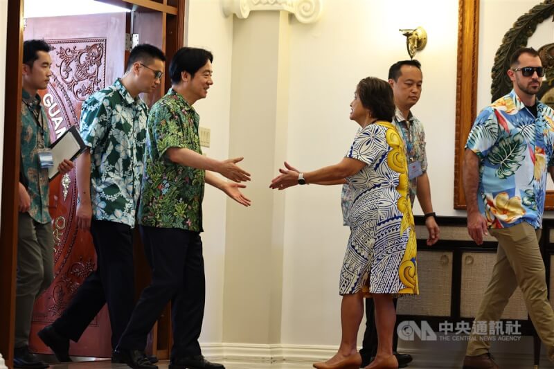 總統賴清德(左3)出訪太平洋友邦,關島時間5日上午出席總督官邸早餐會,進場時伸出雙手準備向關島總督古蕾露(左4)致意。中央社記者翁睿坤關島攝 113年12月5日