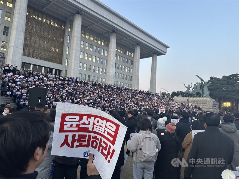 圖為韓國民眾4日傍晚聚集在國會大樓前，要求尹錫悅下台、當局立即調查內亂行為。中央社記者廖禹揚攝 113年12月4日