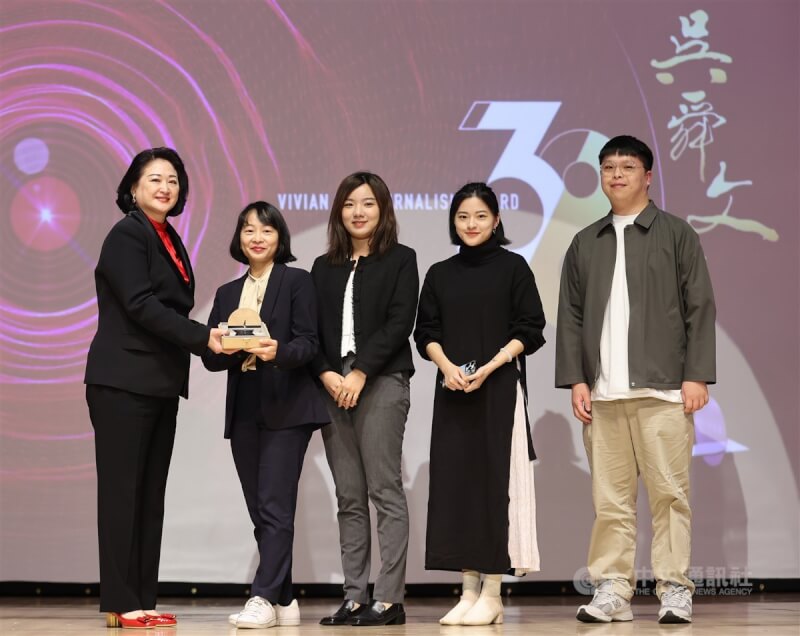 第38屆吳舜文新聞獎5日在新北市新店區舉行頒獎典禮,裕隆董事長嚴陳莉蓮(左1)出席擔任頒獎人。中央社記者鄭清元攝 113年12月5日