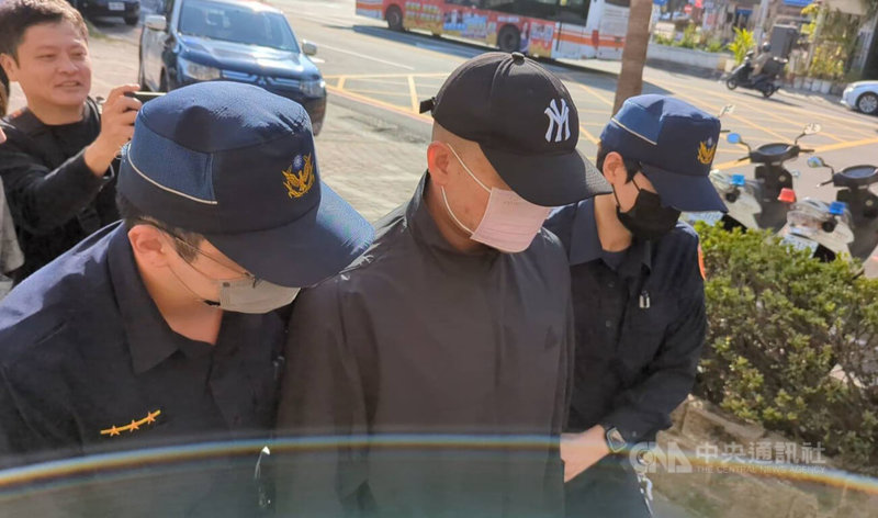 賴姓男高三生案,與賴生同婚的夏男一審遭判刑1年6月,台灣高等法院台中分院5日二審審理,夏男在法院外突遭鄭姓男子(前中)出拳攻擊,事後夏男暫不提告訴,警方仍依違反社會秩序維護法將鄭男送辦。中央社記者蘇木春攝 113年12月5日