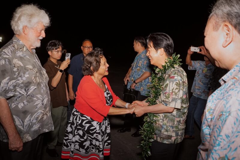 關島總督古蕾露(前左)在機場迎接賴總統(前右)。(圖取自facebook.com/govlouguam)