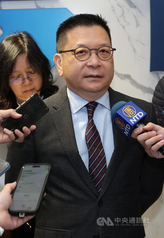 證交所董事長林修銘(前)5日出席LINE Pay連加網路上櫃轉上市掛牌儀式後受訪表示,希望未來創新板2.0不只是扶植台灣新經濟產業,更希望成為亞洲新創企業掛牌的重要平台,力拚成為亞洲的那斯達克交易所(NASDAQ)。中央社記者張新偉攝 113年12月5日