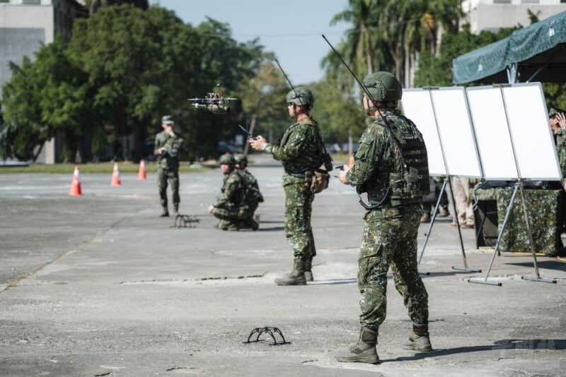 無人機實兵小組6日進行作戰演練,展現快速反應與精確作戰能力。(軍聞社提供)中央社記者吳書緯傳真 113年12月6日