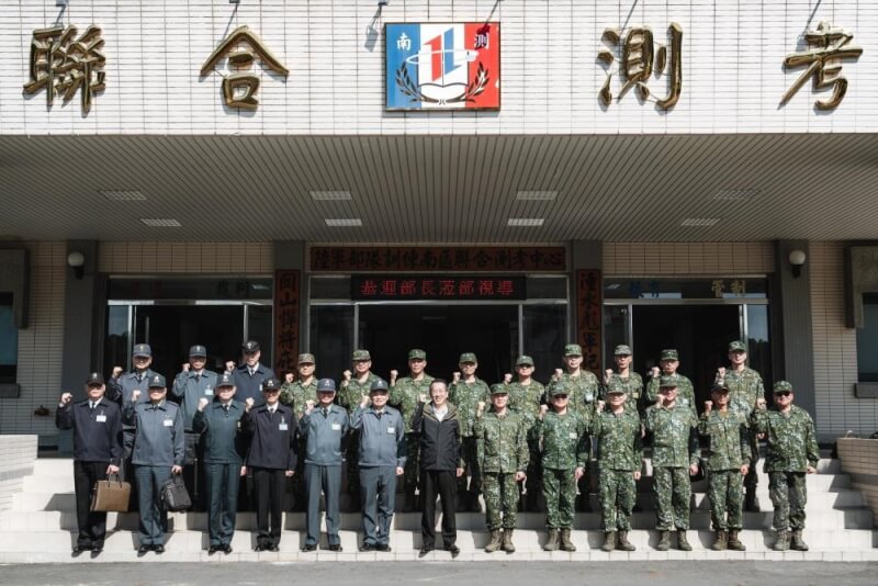 國防部長顧立雄6日視導陸軍無人機訓練中心時表示,國軍將持續推動無人機應用的全方位發展,落實國防自主目標。(軍聞社提供)中央社記者吳書緯傳真 113年12月6日