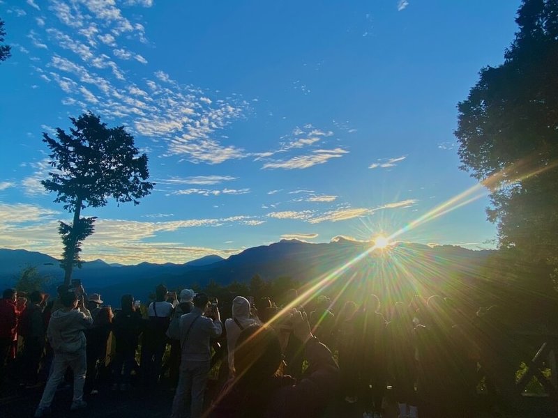 阿里山日出光芒萬丈,每年元旦都吸引許多民眾到上山觀日出。圖為往年阿里山日出畫面。(林鐵及文資處提供)中央社記者蔡智明傳真 113年12月6日