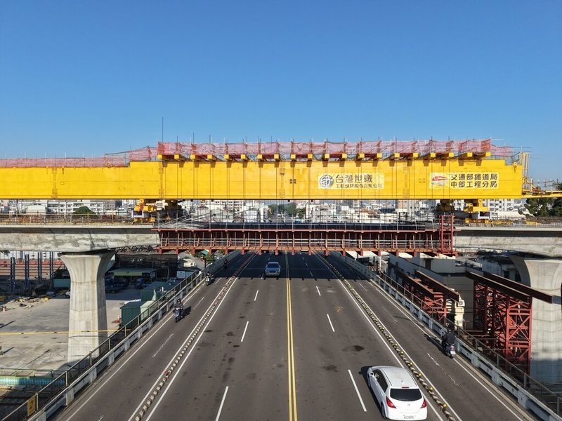 嘉義市正進行鐵路高架化工程，6日凌晨北興陸橋上空完成跨越合攏作業，象徵嘉義市都市縫合的第一針。（嘉義市政府提供）中央社記者姜宜菁傳真  113年12月6日