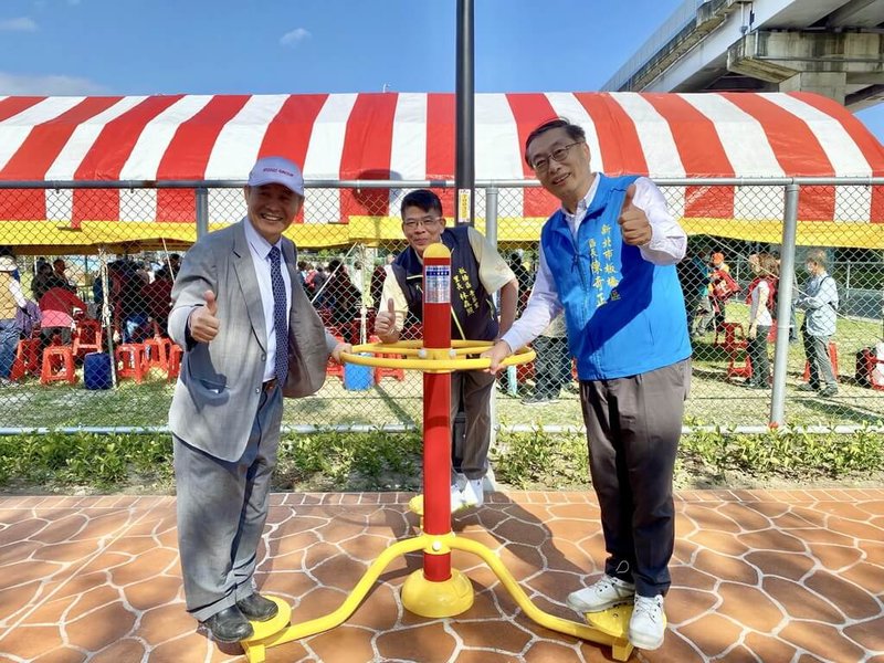 位於新北市板橋區華江橋下大樹廣場6日落成啟用,板橋區長陳奇正(右)、明緯公益基金會董事長林國棟(左)等人出席見證,並開心體驗體健設施。(新北市板橋區公所提供)中央社記者黃旭昇新北市傳真 113年12月6日