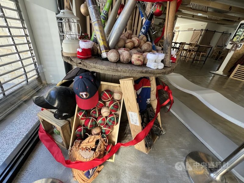 台東紅葉谷綠能溫泉園區以淘汰的球棒、手套等球具搭建耶誕樹;並推出公益活動,即日起至31日,遊客只要捐贈棒球手套等球具,即可免費享受紅葉谷溫泉戲水。中央社記者盧太城台東攝 113年12月6日