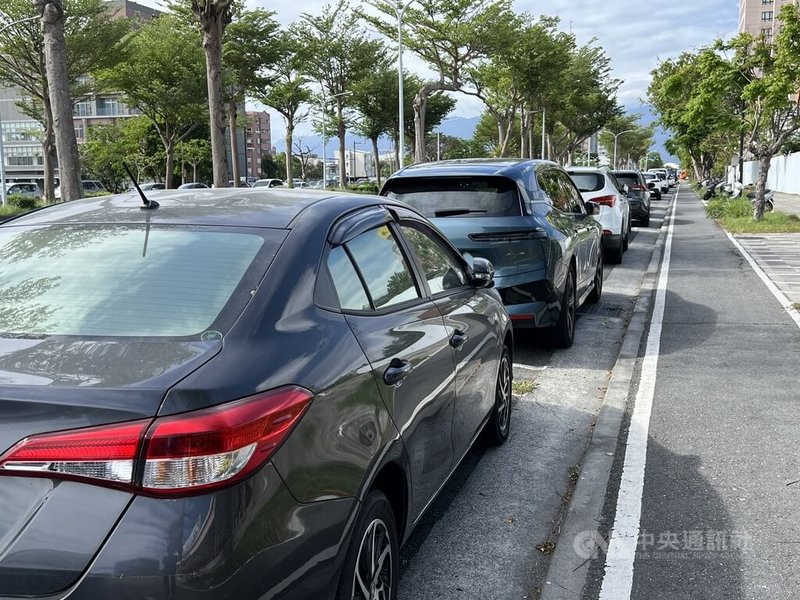 有民眾反映，台東市四維路2段兩旁停車格因免收費遭附近住家當作私人停車場，甚至一停就是3個月。台東縣政府6日表示，近日會前往查勘，研議改為收費停車。中央社記者盧太城台東攝  113年12月6日