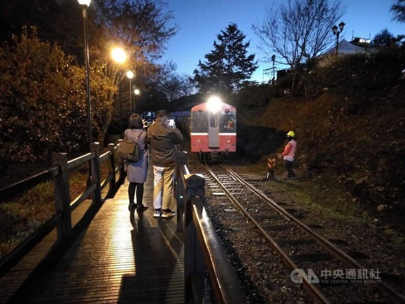 2025元旦跨年阿里山林鐵觀日列車，12月10日上午9時起，接受團體電話預約；18日上午6時起開放個人網路訂票；未售完車票從元旦凌晨2時20分起，可於阿里山車站1F購買，每人每次限購10張，售完為止。中央社記者蔡智明攝  113年12月6日