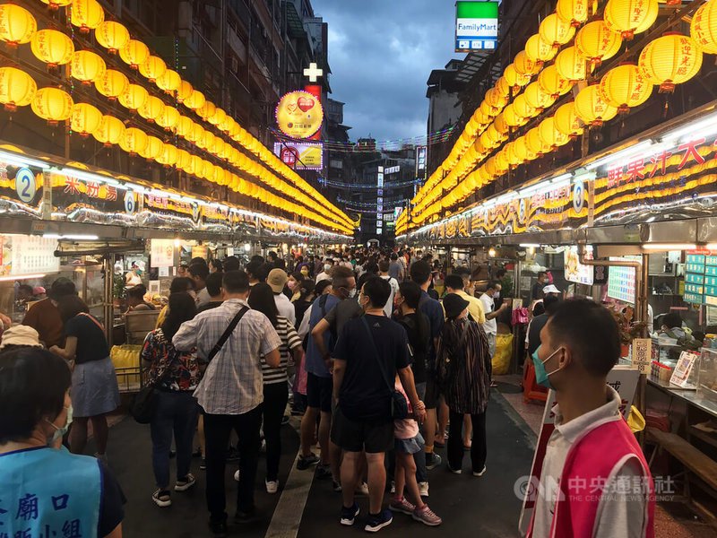 基隆廟口夜市騎樓整平工程將從10日起施工，13天工程期間，仁三路飲食攤販區也配合休市，以利施工。中央社記者王朝鈺攝  113年12月6日