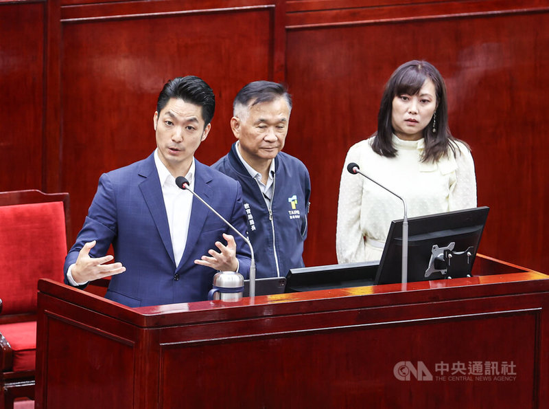 陸生團日前參訪中山女高，有中國網友形容奧運桌球金牌好手馬龍像是進「盤絲洞」引議。中山女高校長張云棻（右）6日現身台北市議會，與市長蔣萬安（左）同台備詢。中央社記者鄭清元攝  113年12月6日