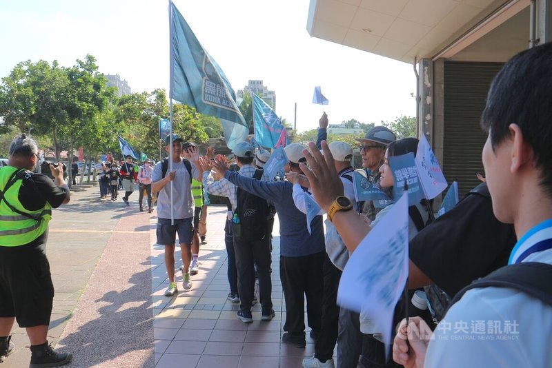 黑熊民防教育協會發起「Stand up as Taiwan台灣主站派、接力護台灣」活動，徒步隊伍6日中午抵達苗栗縣竹南火車站，成員互相擊掌為彼此加油打氣。中央社記者管瑞平攝  113年12月6日