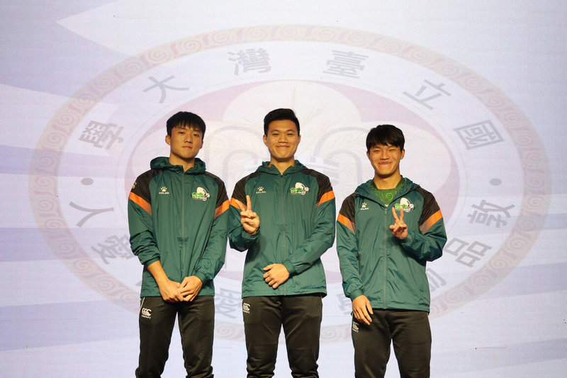 2024台北元坤盃大專國際7人制橄欖球邀請賽月底即將開打,台灣大學參戰一般組、力拚衛冕,台大橄欖球隊長林頎衡(中)6日出席賽事記者會時表示,很感謝元坤盃讓他們有機會和國外學校交流。(元坤運動文創提供)中央社記者黎建忠傳真  113年12月6日