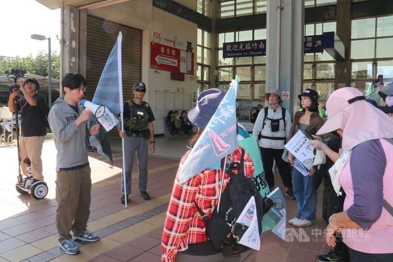 黑熊民防教育協會發起「Stand up as Taiwan台灣主站派、接力護台灣」活動,徒步隊伍6日抵達台鐵竹南車站續往北行,無黨籍縣議員曾玟學(左2)加入陪走行列,盼以行動展現台灣主權意志。中央社記者管瑞平攝 113年12月6日