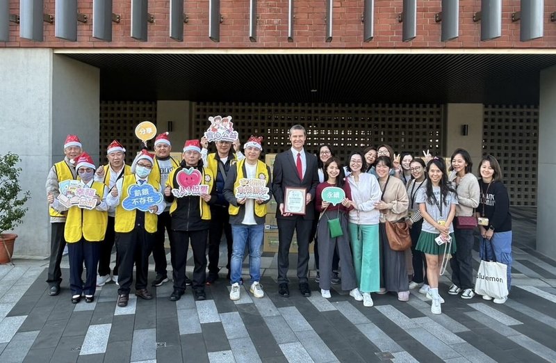 新北市馬禮遜美國學校親師生認捐150箱物資，6日由各國學生合作打包裝箱、寫下祝福卡片後，再攜手汽車運輸業駕駛員全國總工會，送往安得烈慈善協會食物銀行。（安得烈慈善協會提供）中央社記者黃旭昇新北市傳真  113年12月6日