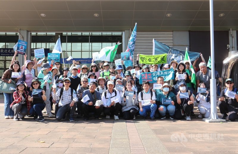 黑熊民防教育協會發起「Stand up as Taiwan台灣主站派、接力護台灣」活動,隊伍6日中午在台鐵竹南車站前會合重整後,約莫50人持續往北遊行。中央社記者管瑞平攝 113年12月6日