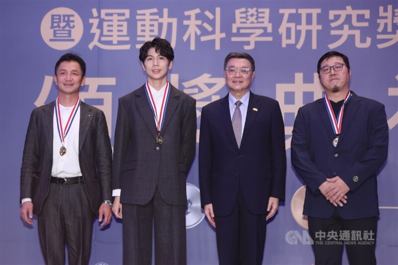 113年國光體育獎章暨運動科學研究獎勵頒獎典禮6日舉行,行政院長卓榮泰(右2)親自表揚巴黎奧運台灣選手,女子拳擊57公斤級金牌得主林郁婷(左2)與教練曾自強(左)、劉宗泰(右)獲頒一等一級國光獎章。中央社記者趙世勳攝 113年12月6日