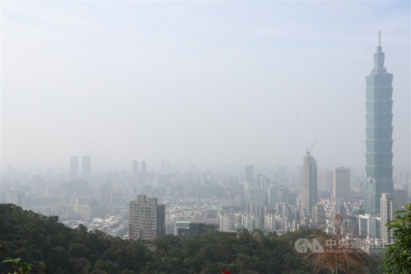 圖為自象山遠眺台北101大樓方向，天空一片灰濛濛。（中央社檔案照片）