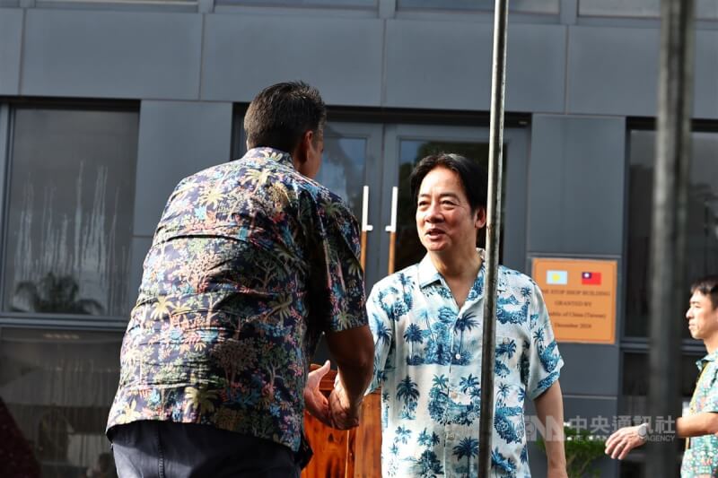 總統賴清德(左2)在帛琉時間6日上午出席「帛琉政府聯合辦公大樓」落成剪綵儀式,致詞後與帛琉總統惠恕仁(Surangel Whipps Jr.)(左)握手致意。中央社記者翁睿坤帛琉攝 113年12月6日