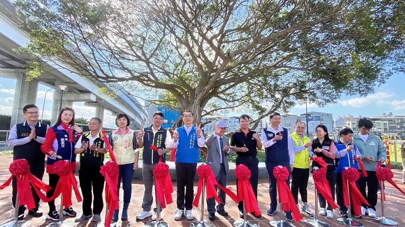 新北市板橋區華江橋下大樹廣場6日落成啟用,板橋區長陳奇正(左6)、明緯公益基金會董事長林國棟(左7)等人共同剪綵見證。(新北市板橋區公所提供)中央社記者黃旭昇新北市傳真 113年12月6日