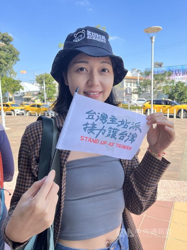 黑熊民防教育協會發起「Stand up as Taiwan台灣主站派、接力護台灣」活動,6日隊伍自苗栗竹南站徒步至新竹,加入行列的徐姓全職家庭主婦(圖)表示,全民應有憂患意識,「守護台灣,民間、個人都要一起努力」。中央社記者管瑞平攝 113年12月6日