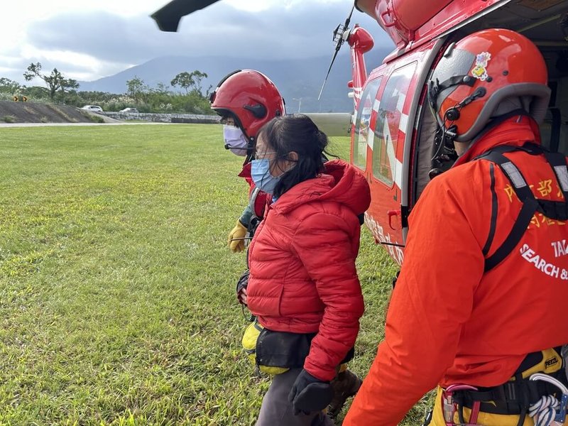 一支19人登山隊伍攀登南二段路線，7日上午才由空勤總隊協助吊掛一名男性山友送醫，中午同團女山友疑高山症，空勤總隊獲報再度出動協助吊掛女山友下山就醫。（空勤總隊提供）中央社記者張祈傳真  113年12月7日